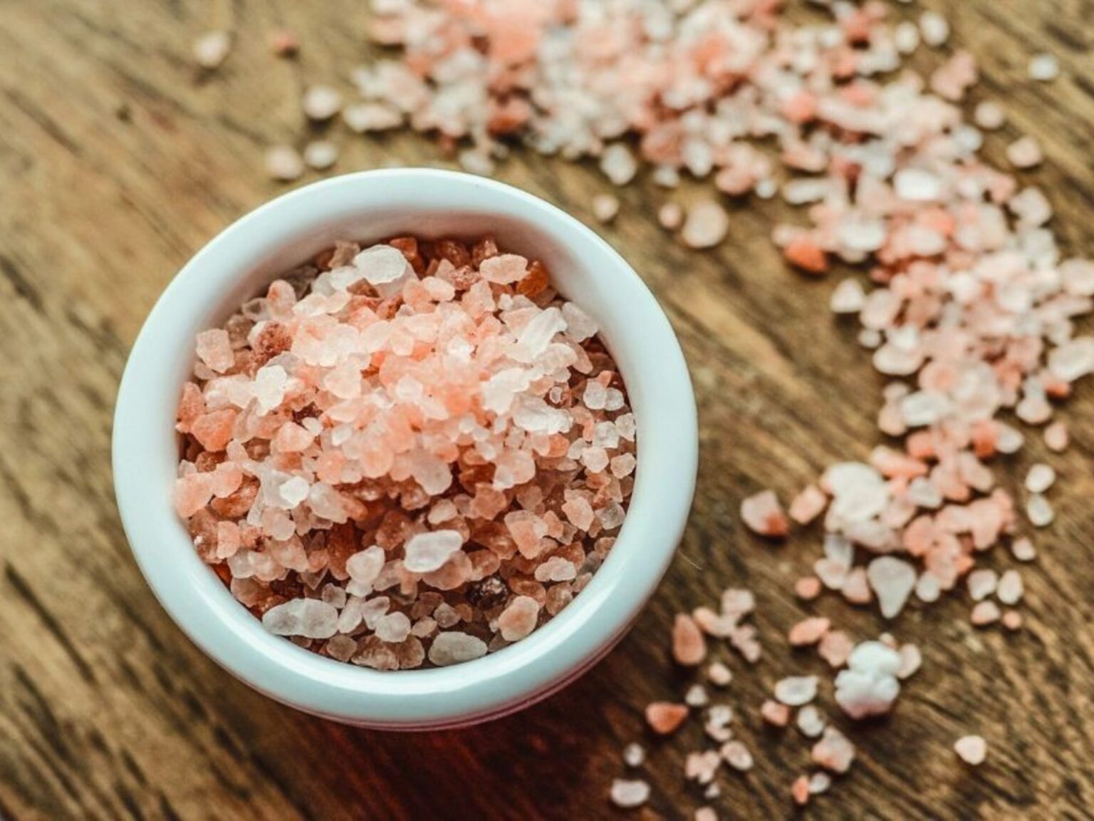 Dónde colocar un recipiente con sal para atraer la riqueza, según el Feng Shui | FM Avenida