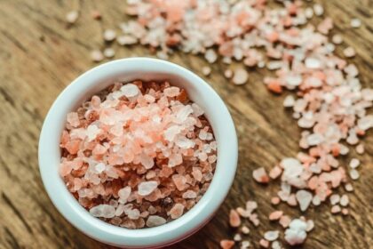 Dónde colocar un recipiente con sal para atraer la riqueza, según el Feng Shui | FM Avenida
