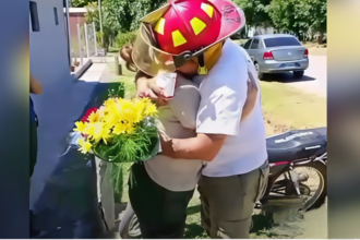 Dos bomberos de Gobernador Castro sellaron su compromiso tras combatir los incendios forestales (Video) | FM Avenida