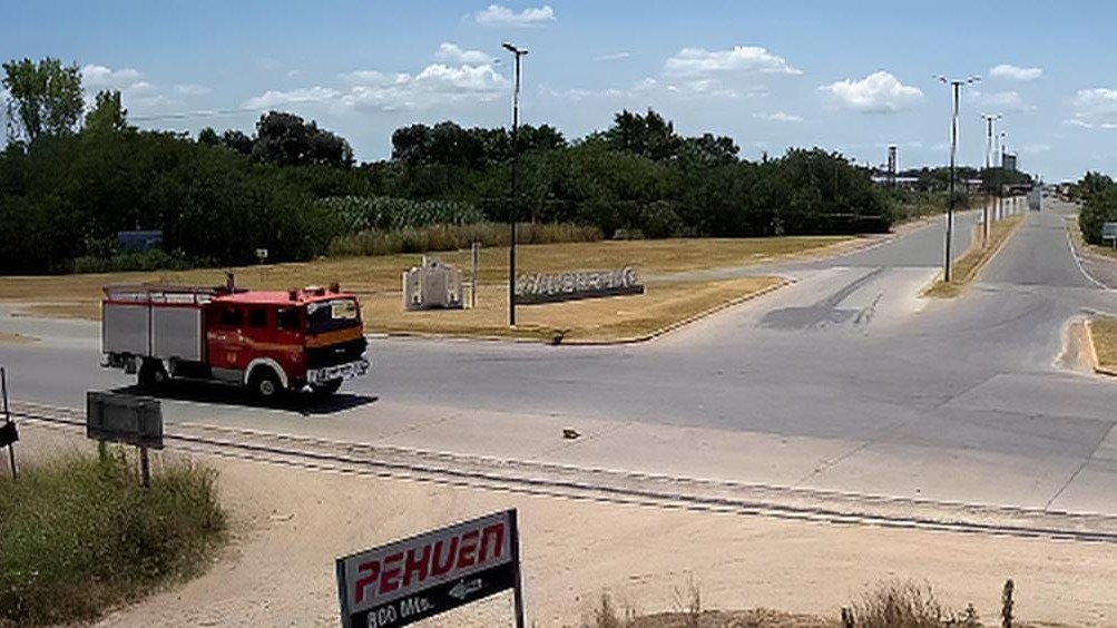 Dos dotaciones de Bomberos trabajan para controlar un incendio forestal | FM Avenida