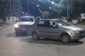 Dos jóvenes heridos tras un choque entre una moto y un auto | FM Avenida