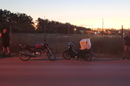 Dos motocicletas protagonizaron un choque en pleno centro sin heridos | FM Avenida