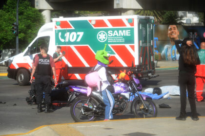 Dos muertos en Palermo: un motociclista y su acompañante cayeron al piso y fueron atropellados por un colectivo | FM Avenida
