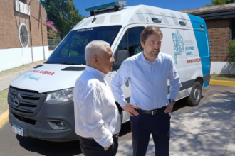 El Ministro Kreplak presentó una nueva ambulancia de alta complejidad para el Hospital | FM Avenida