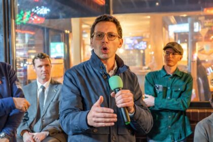 El candidato a gobernador de Florida que quiere cobrar impuestos a OnlyFans estuvo acusado de tener una relación inapropiada con una estudiante de 17 años | FM Avenida