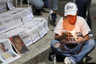 En medio de demoras en la liberación de presos políticos, el régimen de Venezuela atacó a una ONG y la acusó de pedirles dinero a los familiares | FM Avenida