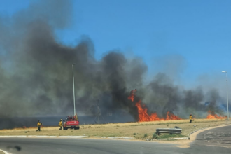 Evacuaron el aeropuerto de Bahía Blanca por un voraz incendio y cortaron la Ruta 3 vieja | FM Avenida