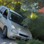 Hizo marcha atrás y cayó en un zanjón: Bomberos rescató a la conductora y sus hijas | FM Avenida