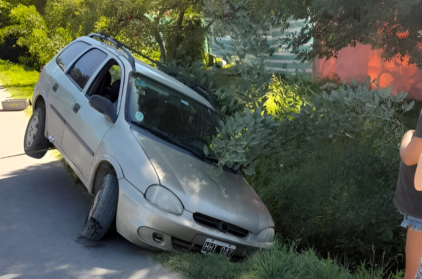 Hizo marcha atrás y cayó en un zanjón: Bomberos rescató a la conductora y sus hijas | FM Avenida