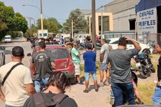 Ilusión por conseguir trabajo: casi 200 postulantes y el gesto de respeto de la empresa en un día de calor extremo | FM Avenida