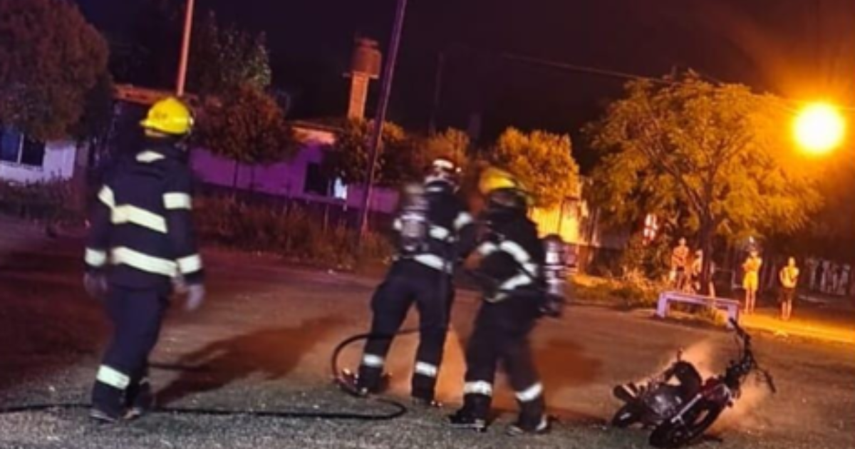 Investigan el incendio de una motocicleta en la vía pública | FM Avenida