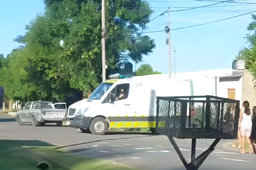 Joven hospitalizada tras choque en Ruffa y Hermano Indio: su acompañante se llevó la moto de inmediato | FM Avenida