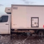 La subida del mar lo sorprendió y su camión quedó enterrado en la playa de Nueva Atlantis | FM Avenida