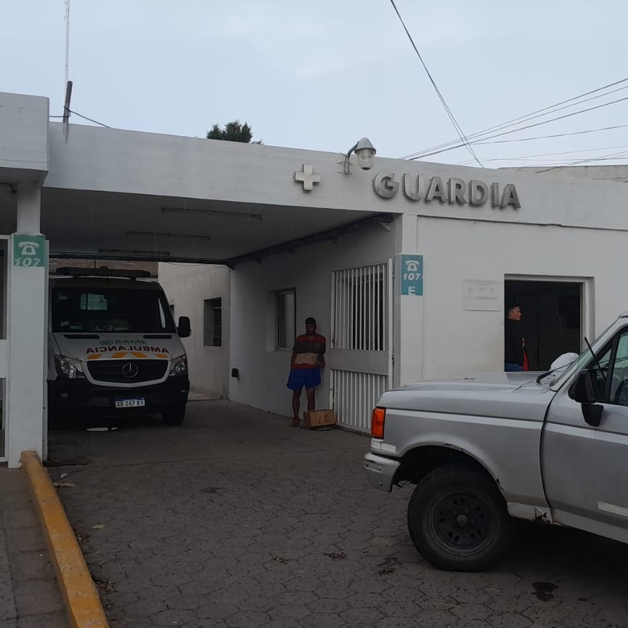 Llegó al Hospital con un golpe en la cabeza, la asistieron porque cayó desde su propio auto y estaba alcoholizada | FM Avenida