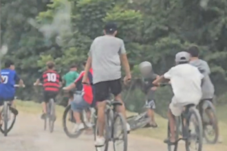 Operativo para dispersar a un grupo de jóvenes ciclistas que generaban riesgo en el tránsito en Crucero General Belgrano | FM Avenida