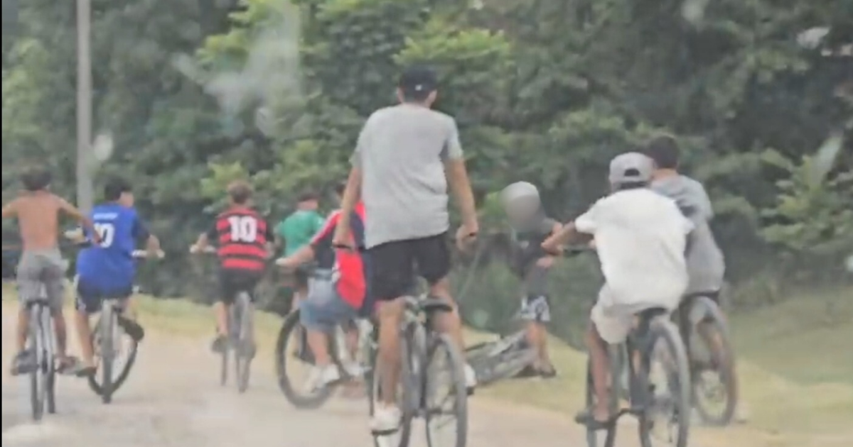 Operativo para dispersar a un grupo de jóvenes ciclistas que generaban riesgo en el tránsito en Crucero General Belgrano | FM Avenida