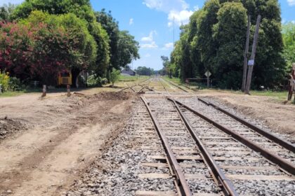 Paso a nivel de calle Mitre: demoras y lento avance de las obras en el acceso | FM Avenida
