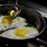 Por qué recomiendan poner vinagre en la sartén al freír los huevos y para qué sirve | FM Avenida