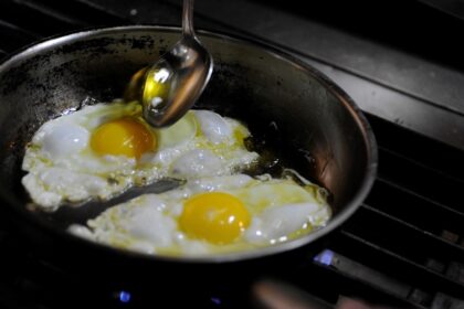 Por qué recomiendan poner vinagre en la sartén al freír los huevos y para qué sirve | FM Avenida