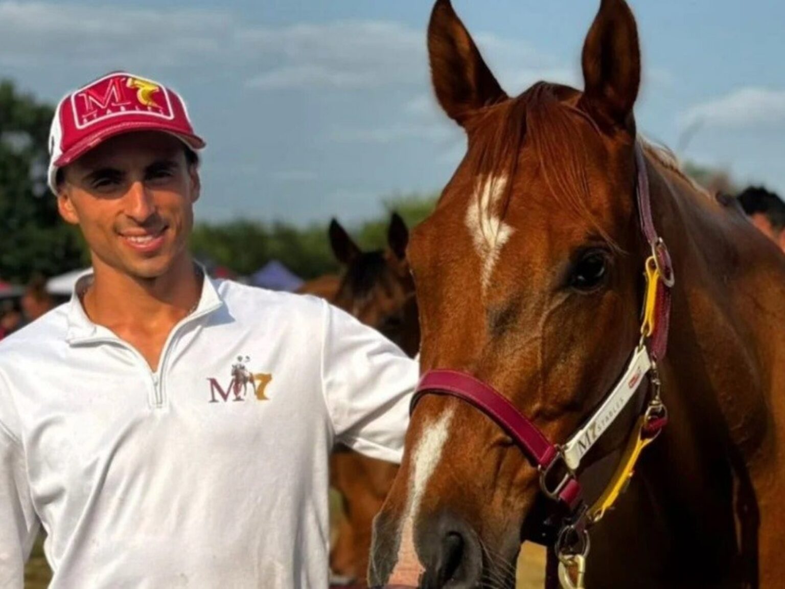 Quién era Yair Manno Núñez, el destacado jinete argentino que vivía en Francia y murió por la ola gigante en Mar Chiquita | FM Avenida