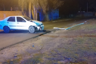 Recuperan un auto robado tras chocar contra una columna de alumbrado | FM Avenida