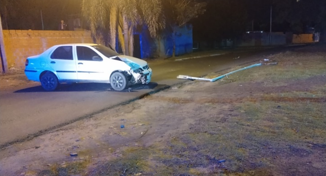 Recuperan un auto robado tras chocar contra una columna de alumbrado | FM Avenida