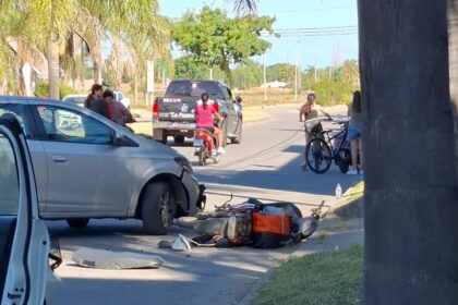 Remisero chocó a una moto y hay una mujer hospitalizada | FM Avenida