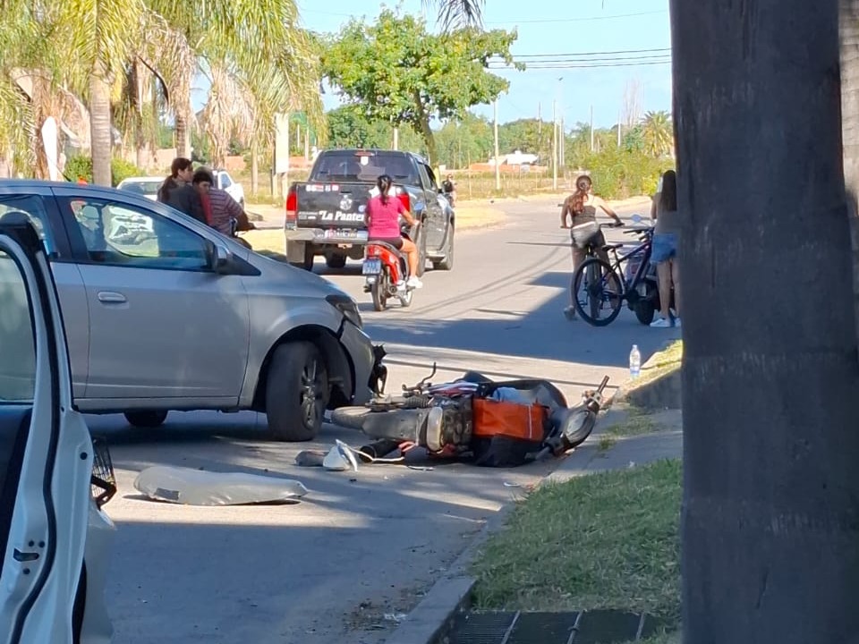 Remisero chocó a una moto y hay una mujer hospitalizada | FM Avenida