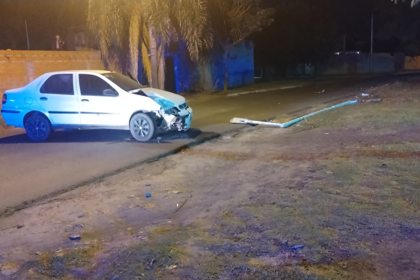 Robaron un auto, chocaron con un poste de alumbrado y huyeron | FM Avenida
