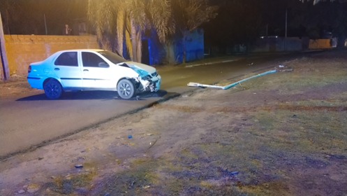 Robaron un auto, chocaron con un poste de alumbrado y huyeron | FM Avenida