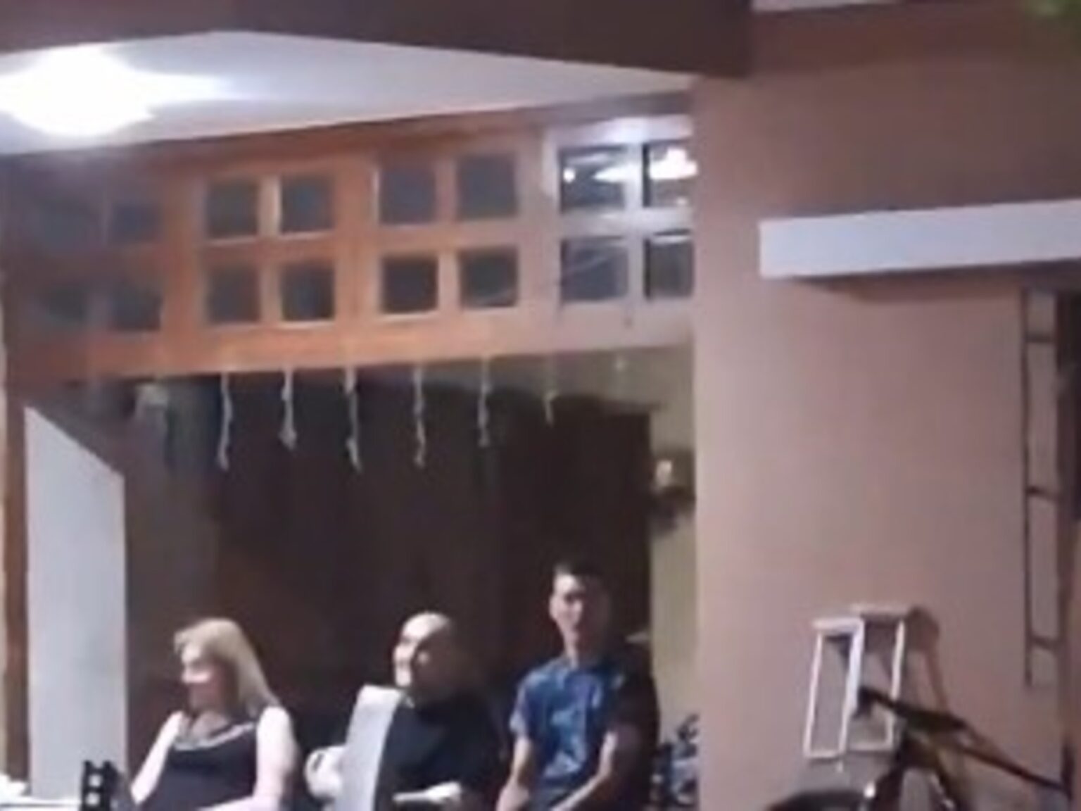 Scaloni llegó desde España y, como cualquier hijo de vecino, pasó Año Nuevo con sus padres en la vereda de su casa de Pujato | FM Avenida