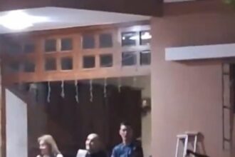 Scaloni llegó desde España y, como cualquier hijo de vecino, pasó Año Nuevo con sus padres en la vereda de su casa de Pujato | FM Avenida