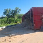 Se desprendió la batea de un camión y volcó su carga sobre la Ruta 191 a la altura de Villa Sarita | FM Avenida