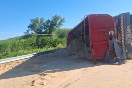Se desprendió la batea de un camión y volcó su carga sobre la Ruta 191 a la altura de Villa Sarita | FM Avenida