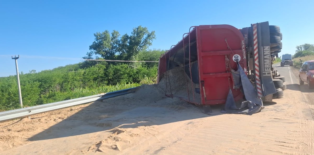 Se desprendió la batea de un camión y volcó su carga sobre la Ruta 191 a la altura de Villa Sarita | FM Avenida