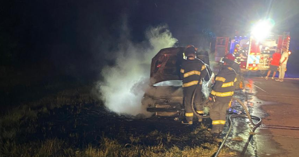 Un auto destruido por un incendio en Ruta 191 | FM Avenida