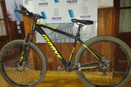 Un ladrón huyó a campo traviesa y abandonó una bicicleta robada tras ser reconocido por la policía | FM Avenida
