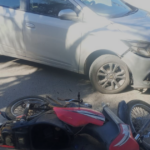 Una mujer resultó herida tras un choque entre una moto y un auto | FM Avenida