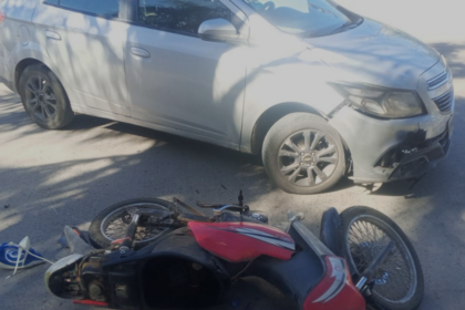 Una mujer resultó herida tras un choque entre una moto y un auto | FM Avenida