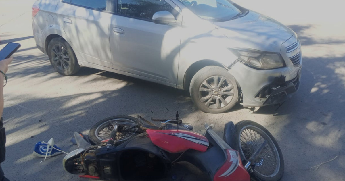 Una mujer resultó herida tras un choque entre una moto y un auto | FM Avenida