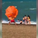 Video: Guardavidas vs. sombrilla a lo arquero de fútbol, en medio del viento en la playa | FM Avenida