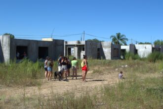 A dos semanas de la usurpación de las 25 viviendas en Río Tala: "Acá no vino nadie" | FM Avenida