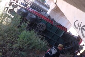 Accidente de un camión en ruta 9: aguardan el traslado del conductor hacia un centro asistencial de Rosario | FM Avenida