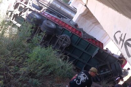 Accidente de un camión en ruta 9: aguardan el traslado del conductor hacia un centro asistencial de Rosario | FM Avenida