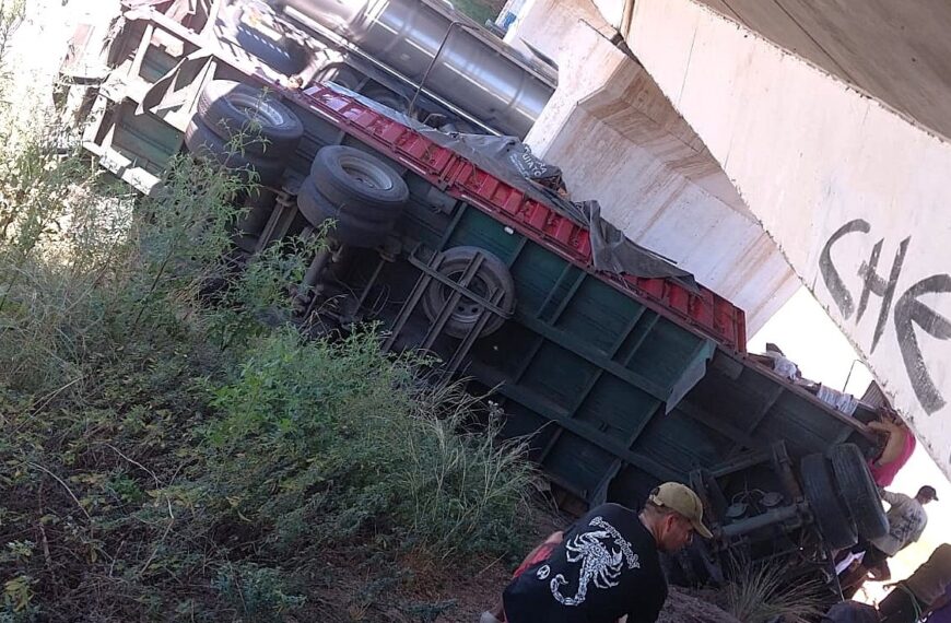 Accidente de un camión en ruta 9: aguardan el traslado del conductor hacia un centro asistencial de Rosario | FM Avenida