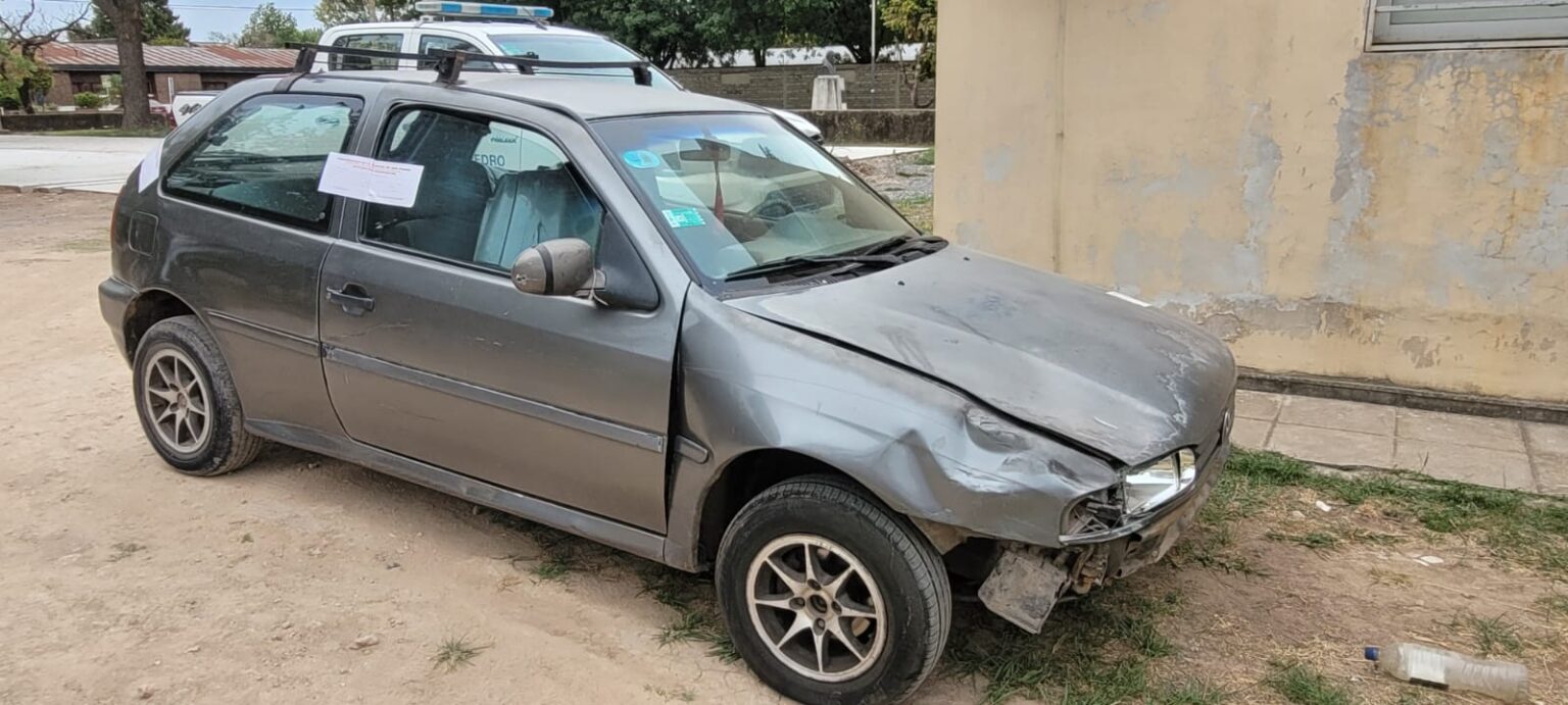 Alcoholizado y tras una larga noche de festejo,chocó dos autos estacionados | FM Avenida