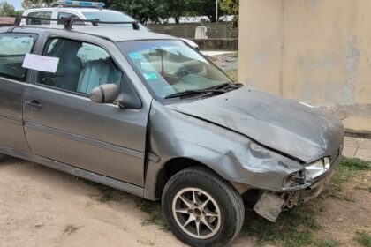 Alcoholizado y tras una larga noche de festejo,chocó dos autos estacionados | FM Avenida