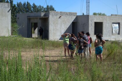 Así viven las familias de la usurpación en 25 viviendas de Río Tala, que piden que se las "den a pagar" | FM Avenida