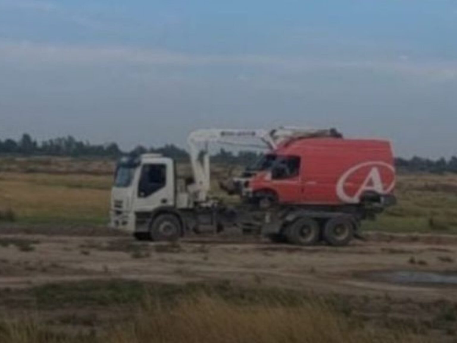 Bahía Blanca: un año después, retiraron la camioneta de Andreani, símbolo de la tragedia por las inundaciones | FM Avenida