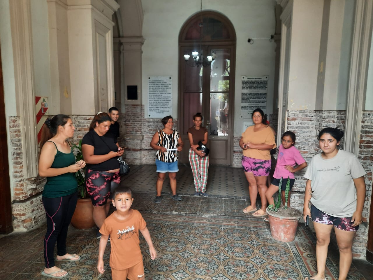 Barrio El Argentino: cortaron la luz a los enganchados y el Municipio intercedió para alcanzar una solución | FM Avenida